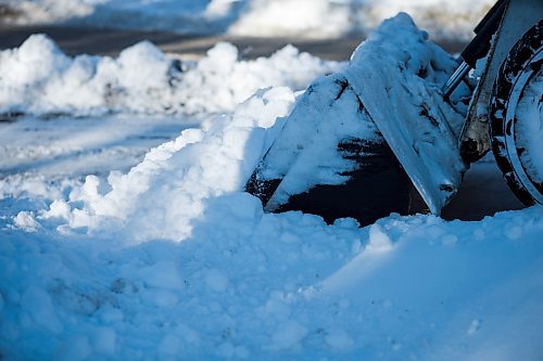 MIKAELA MACKENZIE / WINNIPEG FREE PRESS
A bike lane on Assiniboine Avenue gets cleared on Monday, Jan. 7, 2019. 
Winnipeg Free Press 2018.