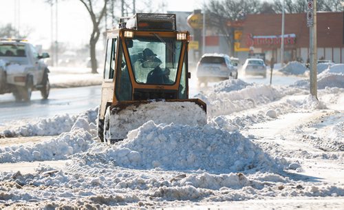 MIKE DEAL / WINNIPEG FREE PRESS
Crew make their way along Pembina Hwy clearing the sidewalks Monday afternoon.
190107 - Monday, January 07, 2019.