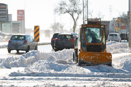 MIKE DEAL / WINNIPEG FREE PRESS
Crew make their way along Pembina Hwy clearing the sidewalks Monday afternoon.
190107 - Monday, January 07, 2019.