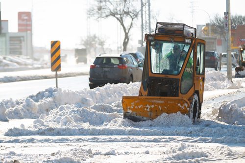 MIKE DEAL / WINNIPEG FREE PRESS
Crew make their way along Pembina Hwy clearing the sidewalks Monday afternoon.
190107 - Monday, January 07, 2019.