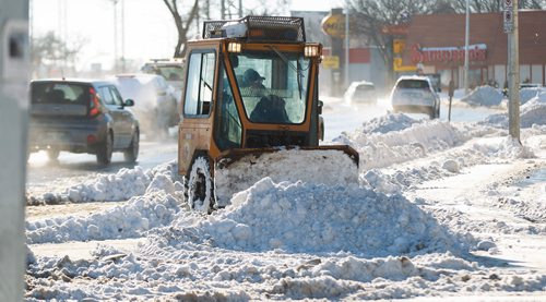 MIKE DEAL / WINNIPEG FREE PRESS
Crew make their way along Pembina Hwy clearing the sidewalks Monday afternoon.
190107 - Monday, January 07, 2019.