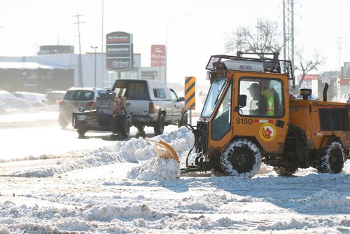 MIKE DEAL / WINNIPEG FREE PRESS
Crew make their way along Pembina Hwy clearing the sidewalks Monday afternoon.
190107 - Monday, January 07, 2019.