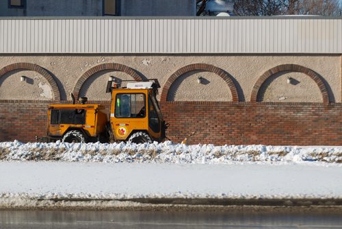 MIKE DEAL / WINNIPEG FREE PRESS
Crew make their way along Pembina Hwy clearing the sidewalks Monday afternoon.
190107 - Monday, January 07, 2019.