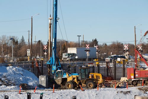 MIKE DEAL / WINNIPEG FREE PRESS
Construction continues at the Waverley underpass Monday afternoon.
190107 - Monday, January 07, 2019.