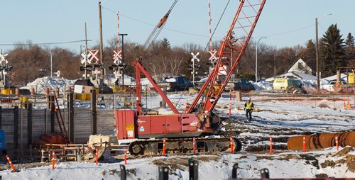 MIKE DEAL / WINNIPEG FREE PRESS
Construction continues at the Waverley underpass Monday afternoon.
190107 - Monday, January 07, 2019.