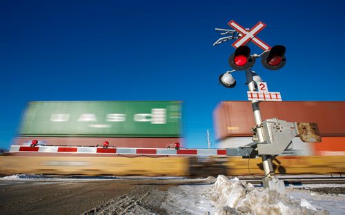 MIKE DEAL / WINNIPEG FREE PRESS
A train crosses Community Row close to Wilkes Avenue Monday afternoon.
190107 - Monday, January 07, 2019.