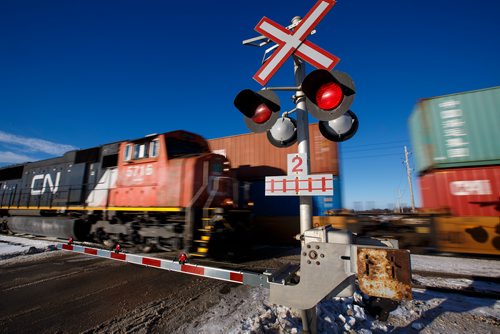 MIKE DEAL / WINNIPEG FREE PRESS
A train crosses Community Row close to Wilkes Avenue Monday afternoon.
190107 - Monday, January 07, 2019.