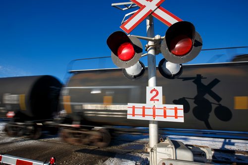 MIKE DEAL / WINNIPEG FREE PRESS
A train crosses Community Row close to Wilkes Avenue Monday afternoon.
190107 - Monday, January 07, 2019.