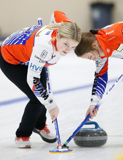 JOHN WOODS / WINNIPEG FREE PRESS
Meghan Walter curls in her final against Mackenzie Zacharias team in the Manitoba Junior Championships Monday, January 6, 2019.