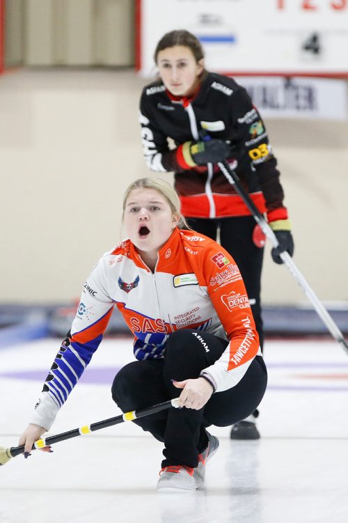 JOHN WOODS / WINNIPEG FREE PRESS
Meghan Walter calls out as Emily Zacharias looks on in her final against Mackenzie Zacharias team in the Manitoba Junior Championships Monday, January 6, 2019.