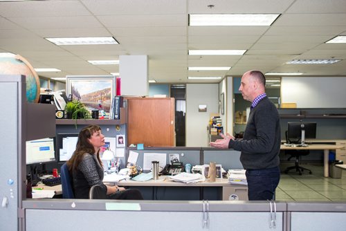 MIKAELA MACKENZIE / WINNIPEG FREE PRESS
Paul Samyn talks to Wendy Sawatzky in the Winnipeg Free Press newsroom in Winnipeg on Tuesday, Jan. 8, 2019. 
Winnipeg Free Press 2018.