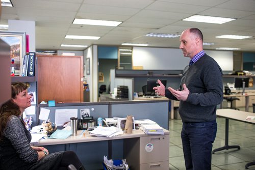 MIKAELA MACKENZIE / WINNIPEG FREE PRESS
Paul Samyn talks to Wendy Sawatzky in the Winnipeg Free Press newsroom in Winnipeg on Tuesday, Jan. 8, 2019. 
Winnipeg Free Press 2018.