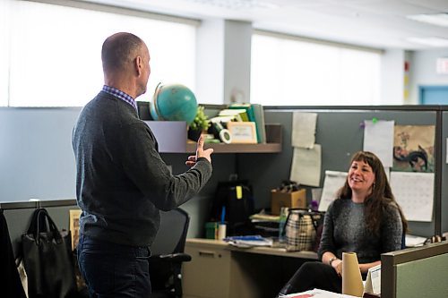 MIKAELA MACKENZIE / WINNIPEG FREE PRESS
Paul Samyn talks to Wendy Sawatzky in the Winnipeg Free Press newsroom in Winnipeg on Tuesday, Jan. 8, 2019. 
Winnipeg Free Press 2018.