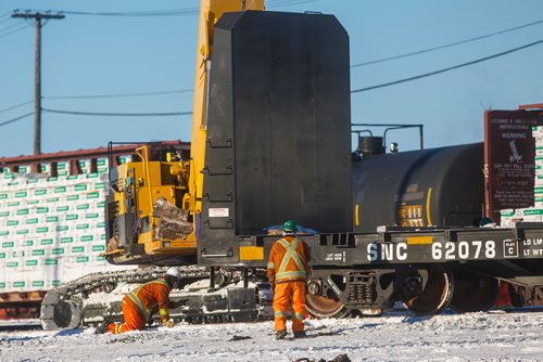 MIKE DEAL / WINNIPEG FREE PRESS
Crews work to lift one of the train cars that derailed earlier this morning at CP's Arlington Yard. No injuries were reported.
190109 - Wednesday, January 09, 2019.