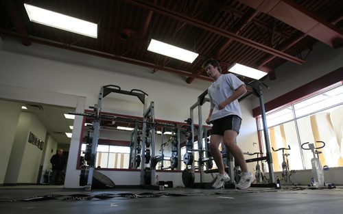 Brandon Sun New Zealander Dane Dunlop works on physical conditioning at Dynamic physiotherapy on Richmond Avenue on Tuesday afternoon. (Bruce Bumstead/Brandon Sun)