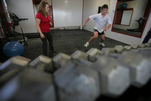 Brandon Sun Physiotherapist Bobbi Schram watches as New Zealander Dane Dunlop works on physical conditioning at Dynamic physiotherapy on Richmond Avenue on Tuesday afternoon. (Bruce Bumstead/Brandon Sun)