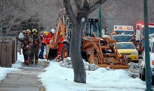 BORIS MINKEVICH / WINNIPEG FREE PRESS 090407 Gas line rupture scene on Boulevard Villeneuve in St. Norbert.