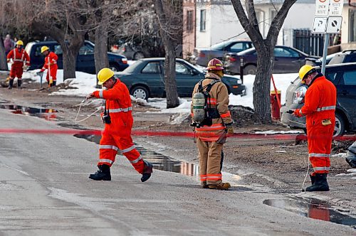 BORIS MINKEVICH / WINNIPEG FREE PRESS  090407 Gas line rupture scene on Boulevard Villeneuve in St. Norbert.