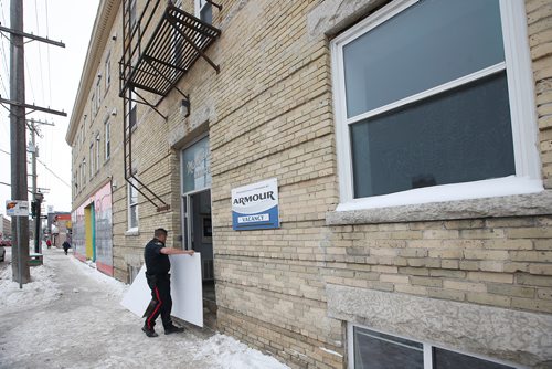 JOHN WOODS / WINNIPEG FREE PRESS
Police investigate an early morning fire at 626 Ellice in Winnipeg Sunday, January 13, 2019.
