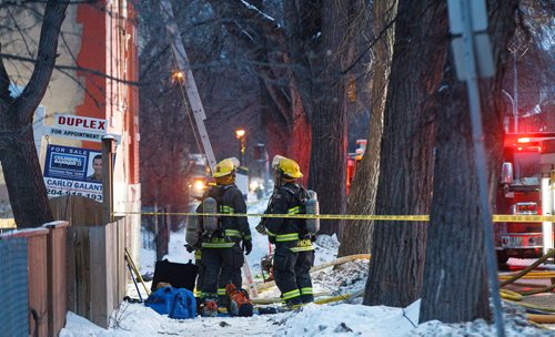 MIKE DEAL / WINNIPEG FREE PRESS
Winnipeg Fire Paramedic Service crews are using an aerial ladder to fight the fire in an apartment building on Maryland between Ellice and St. Matthews avenues.
190114 - Monday, January 14, 2019.
