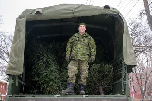 Canstar Community News Jan. 5 - Members of Minto Armoury's 38 Service Battalion picked up old Christmas trees in Wolselely and Minto on Jan. 5 as part of an annual service to the community. (EVA WASNEY/CANSTAR COMMUNITY NEWS/METRO)