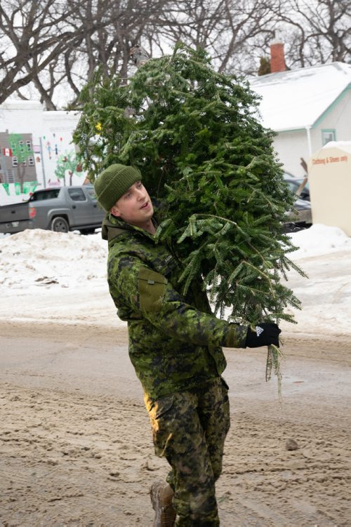 Canstar Community News Jan. 5 - Members of Minto Armoury's 38 Service Battalion picked up old Christmas trees in Wolselely and Minto on Jan. 5 as part of an annual service to the community. (EVA WASNEY/CANSTAR COMMUNITY NEWS/METRO)