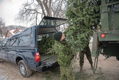 Canstar Community News Jan. 5 - Members of Minto Armoury's 38 Service Battalion picked up old Christmas trees in Wolselely and Minto on Jan. 5 as part of an annual service to the community. (EVA WASNEY/CANSTAR COMMUNITY NEWS/METRO)