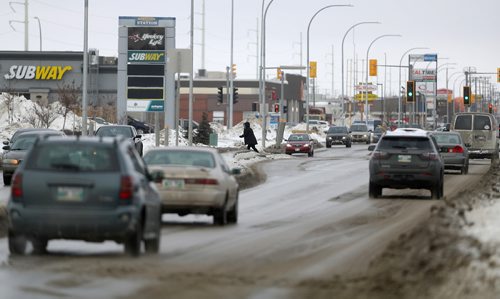 TREVOR HAGAN / WINNIPEG FREE PRESS
A pedestrian runs across St. James Street between cars, Monday, January 14, 2019.