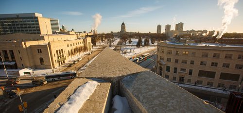 MIKE DEAL / WINNIPEG FREE PRESS
The prow of the WAG roof points toward the Manitoba Legislative building Wednesday afternoon.
190116 - Wednesday, January 16, 2019.