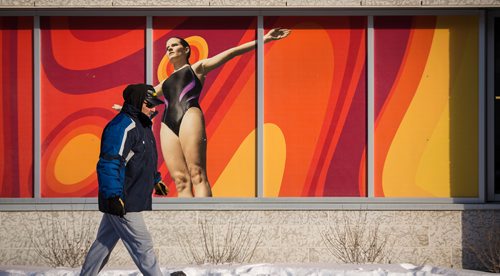 MIKE DEAL / WINNIPEG FREE PRESS
A pedestrian walks past the Sport For Life building Wednesday morning during a cold snap. 
190116 - Wednesday, January 16, 2019.