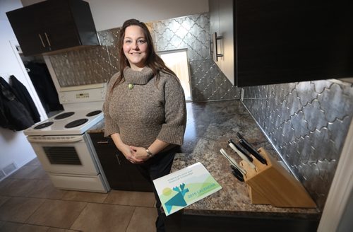 TREVOR HAGAN/ WINNIPEG FREE PRESS
Realtor Tracy Granger, with a budgeting calendar. For Joel Schlesinger money matters, Thursday, January 17, 2019.