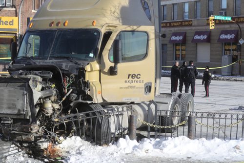 TREVOR HAGAN/ WINNIPEG FREE PRESS
Scene of stolen semi crash at Selkirk Avenue and Salter Street, Friday, January 18, 2019.