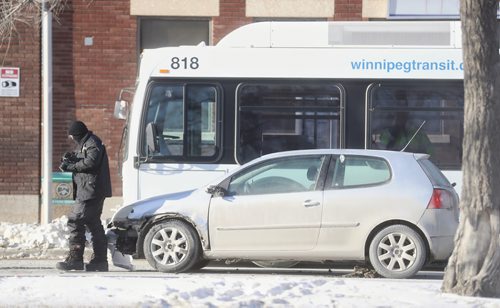 TREVOR HAGAN/ WINNIPEG FREE PRESS
An officer takes photos at Main Street and Selkirk Avenue. A stolen semi left a path of destruction before finally crashing at Selkirk Avenue and Salter Street, Friday, January 18, 2019.