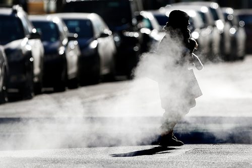 JOHN WOODS / WINNIPEG FREE PRESS
A woman makes her way through frosty conditions along St Mary Ave in downtown Winnipeg  Sunday, January 20, 2019.
