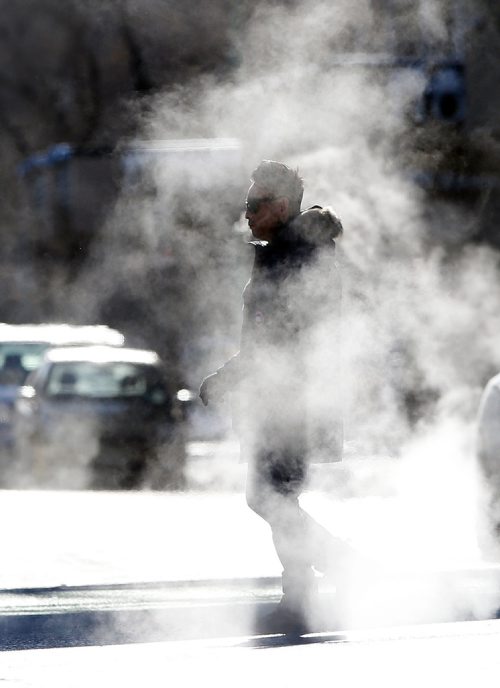 JOHN WOODS / WINNIPEG FREE PRESS
A man makes his way through frosty conditions along St Mary Ave in downtown Winnipeg  Sunday, January 20, 2019.