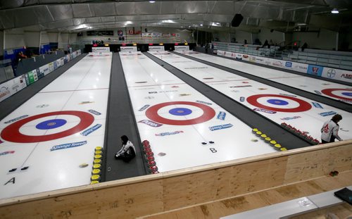 TREVOR HAGAN / WINNIPEG FREE PRESS
Skip, Kerri Einarson, from the Gimli Curling Club, out stretching before anyone else in the entire draw during the Scotties in Gimli, Wednesday, January 23, 2019.