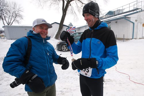 JOHN WOODS / WINNIPEG FREE PRESS
Dennis Cunningham, director of Frostbite River Run presents a medal to Jason Bruce, the winner of the 5km section of the 6th annual Frostbite River Run, a fundraiser in support of programming and activities at Riverview Community Centre in WinnipegSunday, January 27, 2019. The Frostbite River Run is part of the Riverview Winter Classic - a series of outdoor events held in January at the community centre.