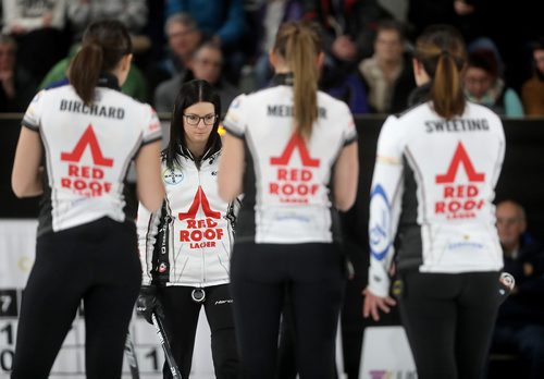 TREVOR HAGAN / WINNIPEG FREE PRESS
Team Kerri Einarson calls a time out late in the game against Tracy Fleury during the Scotties final in Gimli, Sunday, January 27, 2019.