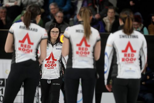 TREVOR HAGAN / WINNIPEG FREE PRESS
Team Kerri Einarson calls a time out late in the game against Tracy Fleury during the Scotties final in Gimli, Sunday, January 27, 2019.