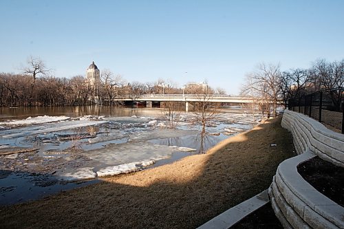 BORIS MINKEVICH / WINNIPEG FREE PRESS 090414 The Assiniboine River is high. Photo taken against the Osborne Street bridge.