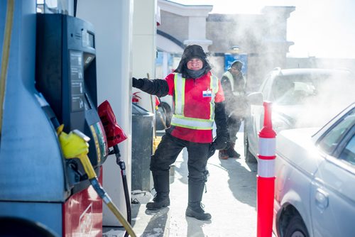 MIKAELA MACKENZIE / WINNIPEG FREE PRESS
Henry Pauls braves the cold while pumping gas at the Co-op gas bar on Ellice in Winnipeg on Wednesday, Jan. 30, 2019. 
Winnipeg Free Press 2018.