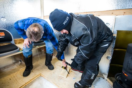 MIKAELA MACKENZIE / WINNIPEG FREE PRESS
RCMP commissioner Brenda Lucki visits with Garry Sakhoudt in his ice shack on the Red River near Selkirk, Manitoba on Friday, Feb. 1, 2019.
Winnipeg Free Press 2018.