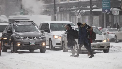 MIKE DEAL / WINNIPEG FREE PRESS
Blowing snow doesnt stop commuters from getting to work during rush hour Monday morning despite blizzard conditions. 
190204 - Monday, February 4, 2019