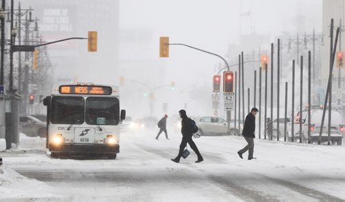 MIKE DEAL / WINNIPEG FREE PRESS
Blowing snow doesnt stop commuters from getting to work during rush hour Monday morning despite blizzard conditions. 
190204 - Monday, February 4, 2019