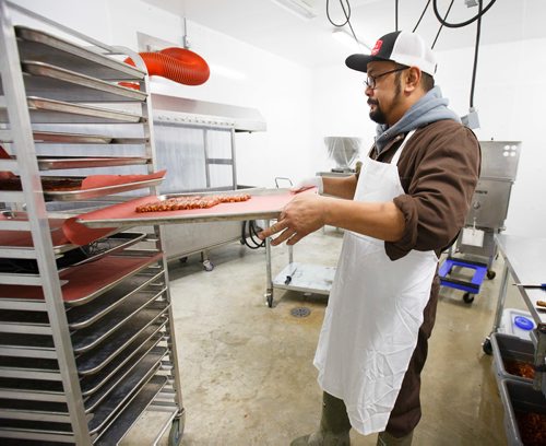 MIKE DEAL / WINNIPEG FREE PRESS
Lord Sale owner of Lolos Premium Meats a local manufacturer of Filipino-style sausages makes longganosa sausages at a facility he rents near Beausejour.
190130 - Wednesday, January 30, 2019.