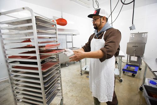 MIKE DEAL / WINNIPEG FREE PRESS
Lord Sale owner of Lolos Premium Meats a local manufacturer of Filipino-style sausages makes longganosa sausages at a facility he rents near Beausejour.
190130 - Wednesday, January 30, 2019.