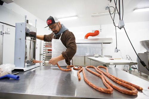 MIKE DEAL / WINNIPEG FREE PRESS
Lord Sale owner of Lolos Premium Meats a local manufacturer of Filipino-style sausages makes longganosa sausages at a facility he rents near Beausejour.
190130 - Wednesday, January 30, 2019.