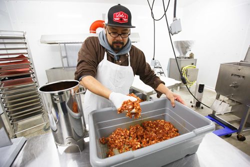 MIKE DEAL / WINNIPEG FREE PRESS
Lord Sale owner of Lolos Premium Meats a local manufacturer of Filipino-style sausages makes longganosa and chavacano sausages at a facility he rents near Beausejour.
190130 - Wednesday, January 30, 2019.