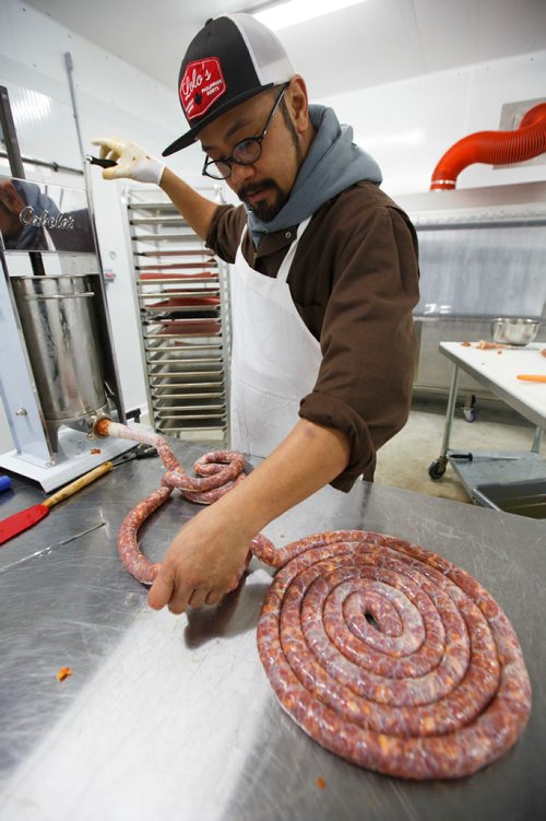 MIKE DEAL / WINNIPEG FREE PRESS
Lord Sale owner of Lolos Premium Meats a local manufacturer of Filipino-style sausages makes chavacano sausages at a facility he rents near Beausejour.
190130 - Wednesday, January 30, 2019.