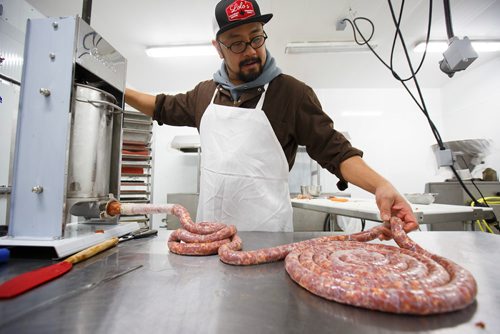 MIKE DEAL / WINNIPEG FREE PRESS
Lord Sale owner of Lolos Premium Meats a local manufacturer of Filipino-style sausages makes chavacano sausages at a facility he rents near Beausejour.
190130 - Wednesday, January 30, 2019.